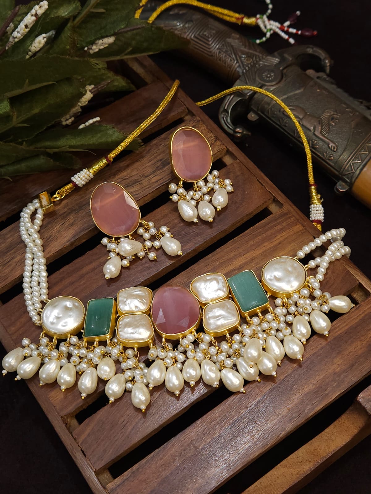 Beautiful monalisa and pearl necklace