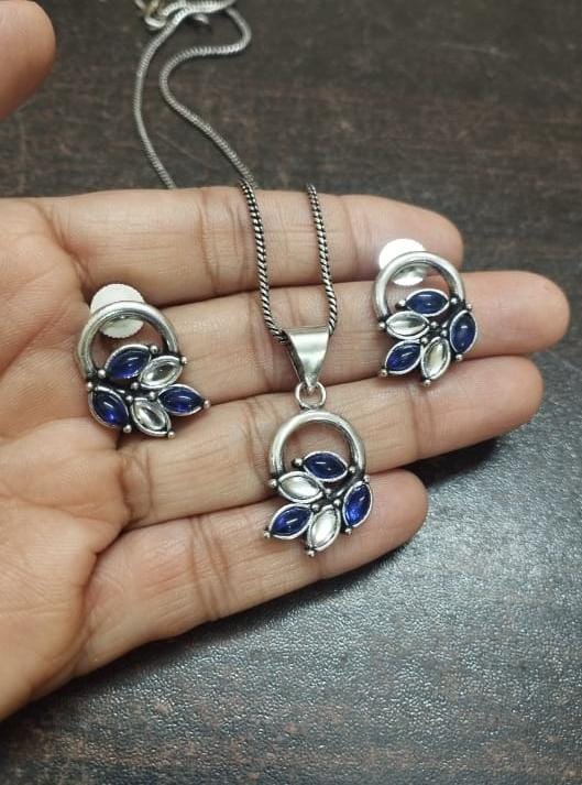 Beautiful pendant set