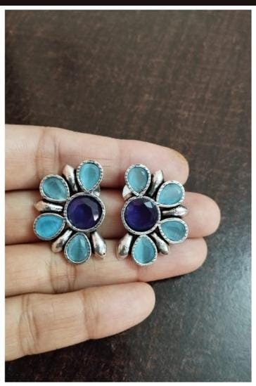 Half flower pattern stud