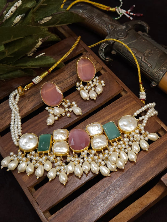 Beautiful monalisa and pearl necklace