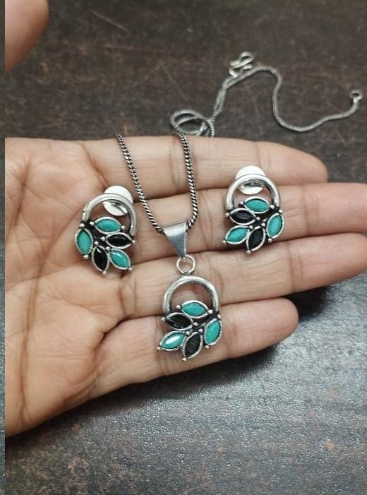 Beautiful pendant set