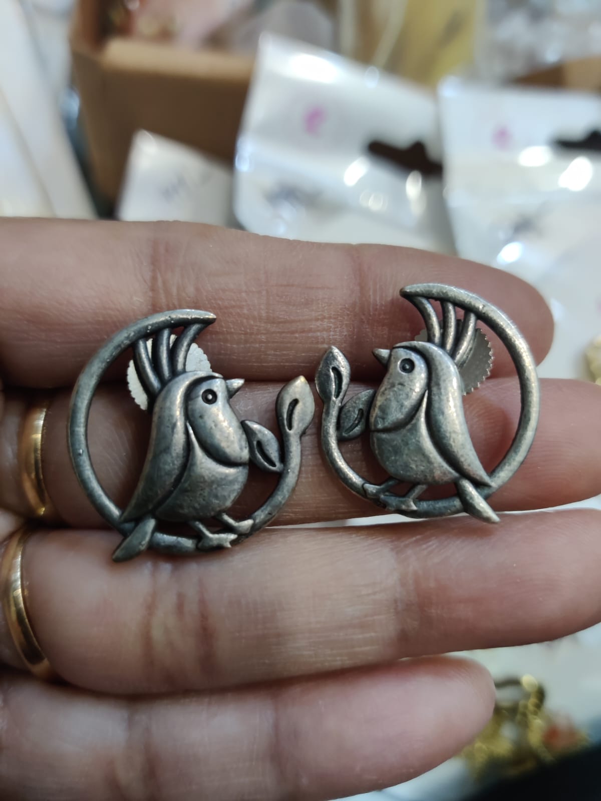 Bird motif stud
