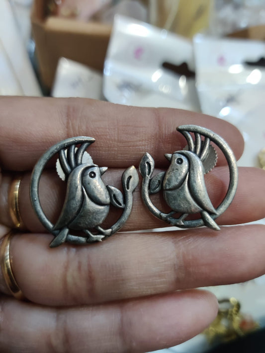 Bird motif stud