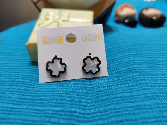 Clover shaped daily wear stud