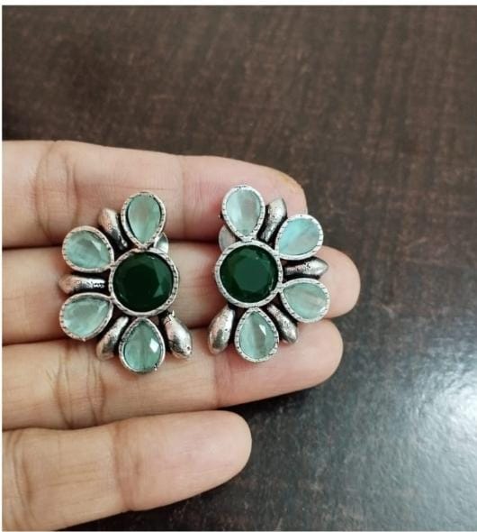 Half flower pattern stud