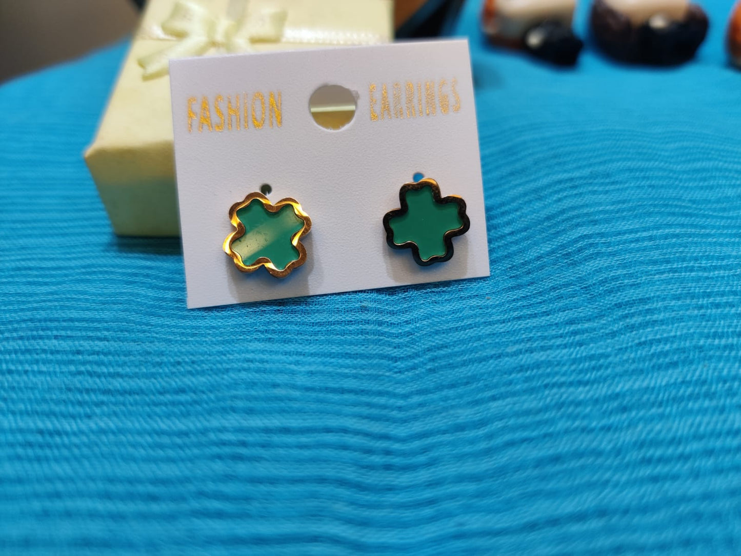 Clover shaped daily wear stud