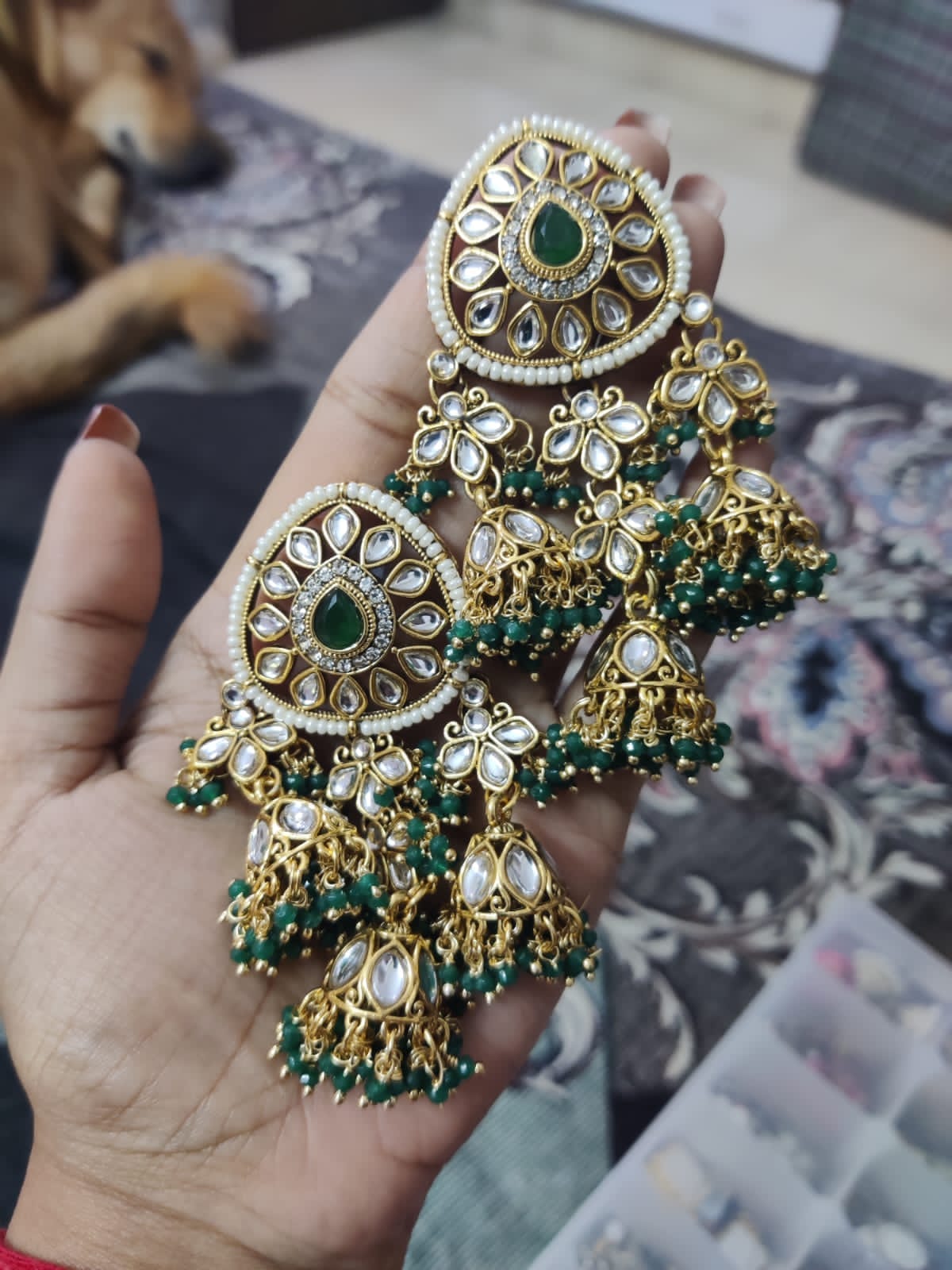 Beautiful earrings set with maang tikka.