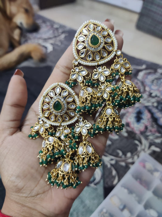 Beautiful earrings set with maang tikka.